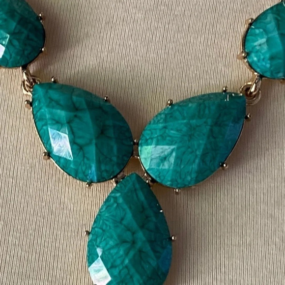 Amrita Singh Green & Gold Statement Necklace - Picture 2 of 7